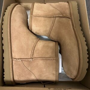 UGG Women’s Classic Mini II - Size 7